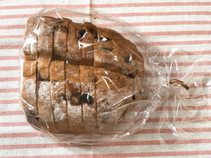 フレッシュベーカリー神戸屋 中百舌鳥店 国産ショルダーハムサンドイッチとくるみとレーズンのパンがおすすめ