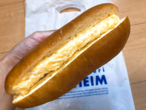 安くて美味しいパン屋さんアルヘイムの特選牛肉カレーパンとサラダパン