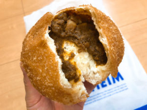 安くて美味しいパン屋さんアルヘイムの特選牛肉カレーパンとサラダパン