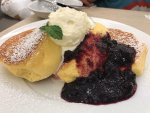 アメ村で行列発見！！ふわふわ食感・幸せのパンケーキ心斎橋店でパンケーキランチ