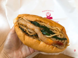 ルート２７１のタイ風焼きそばパンが開店前から行列ができる人気のパン