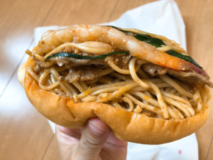 ルート２７１のタイ風焼きそばパンが開店前から行列ができる人気のパン