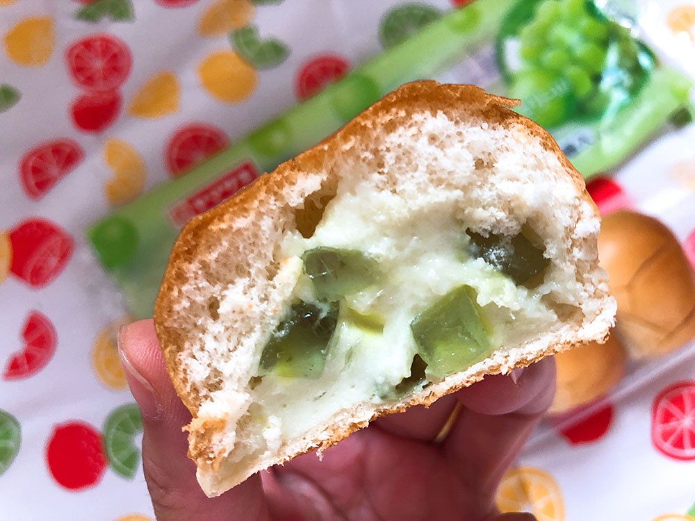コンビニで買える新作、山崎製パンの人気パン・ゼリー入り薄皮マスカットクリームパン