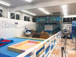 大阪・堺・大起水産のフードコート「街のみなと まぐろパーク　堺本店」でまぐろ解体ショーを毎日開催