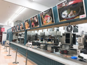 大阪・堺・大起水産のフードコート「街のみなと まぐろパーク　堺本店」でまぐろ解体ショーを毎日開催