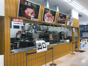 大阪・堺・大起水産のフードコート「街のみなと まぐろパーク　堺本店」でまぐろ解体ショーを毎日開催