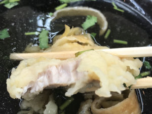 大阪・堺・大起水産のフードコート「街のみなと まぐろパーク　堺本店」でまぐろ解体ショーを毎日開催