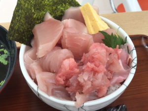大阪・堺・大起水産のフードコート「街のみなと まぐろパーク　堺本店」でまぐろ解体ショーを毎日開催