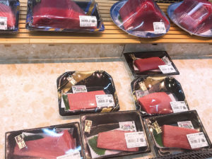 大阪・堺・大起水産のフードコート「街のみなと まぐろパーク　堺本店」でまぐろ解体ショーを毎日開催