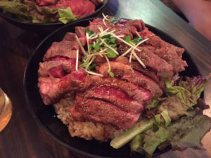 ローストビーフ丼の大人気店やっぱり美味しいRed Rock アメ村店