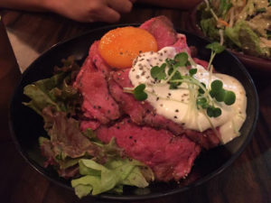ローストビーフ丼の大人気店やっぱり美味しいRed Rock アメ村店